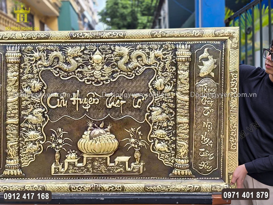 H&igrave;nh ảnh c&aacute; ch&eacute;p được chạm th&uacute;c nổi, đối xứng hai b&ecirc;n